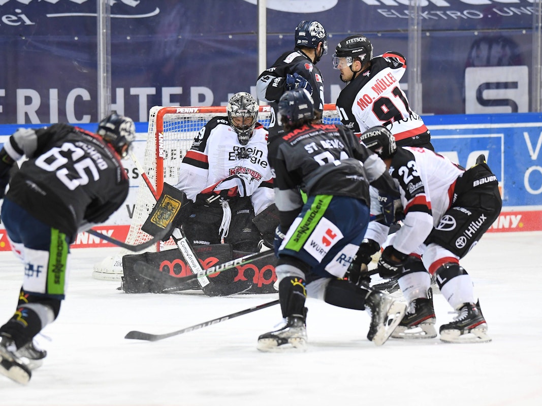 Torwart Justin Pogge (Kölner Haie) hält den Schuß von Ian Scheid (Straubing Tigers) mit der Brust.