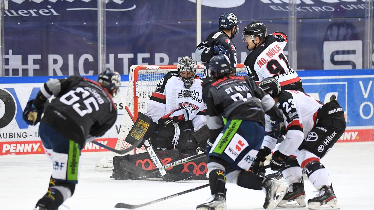 Torwart Justin Pogge (Kölner Haie) hält den Schuß von Ian Scheid (Straubing Tigers) mit der Brust.