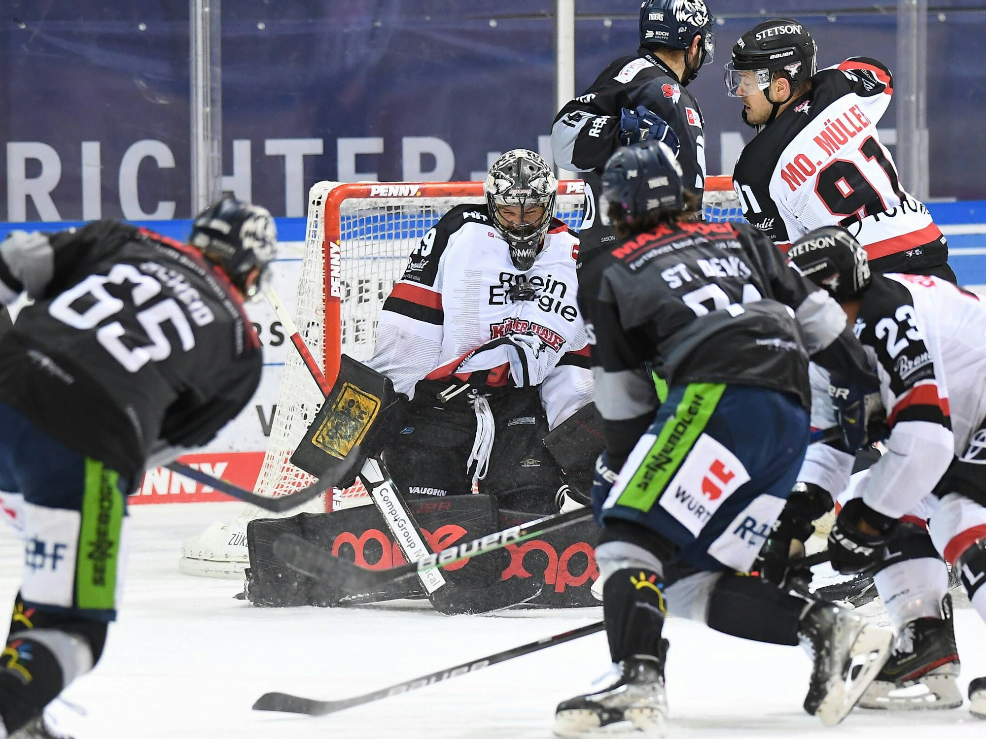 Torwart Justin Pogge (Kölner Haie) hält den Schuß von Ian Scheid (Straubing Tigers) mit der Brust.