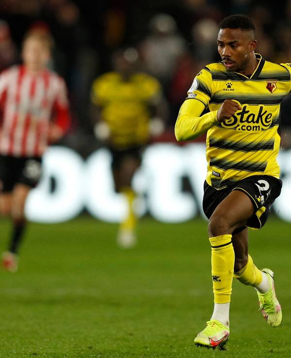 Emmanuel Dennis läuft dem Ball hinterher.