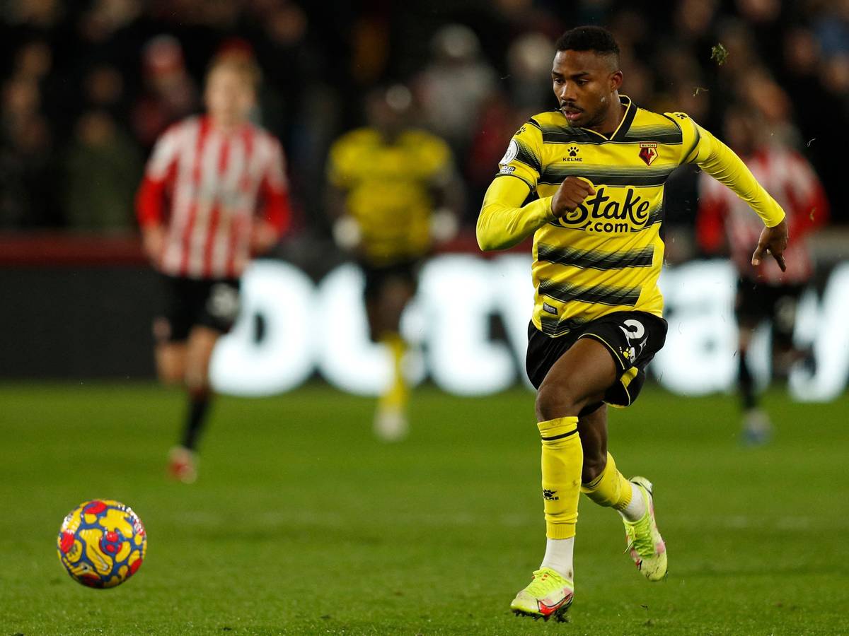 Emmanuel Dennis läuft dem Ball hinterher.