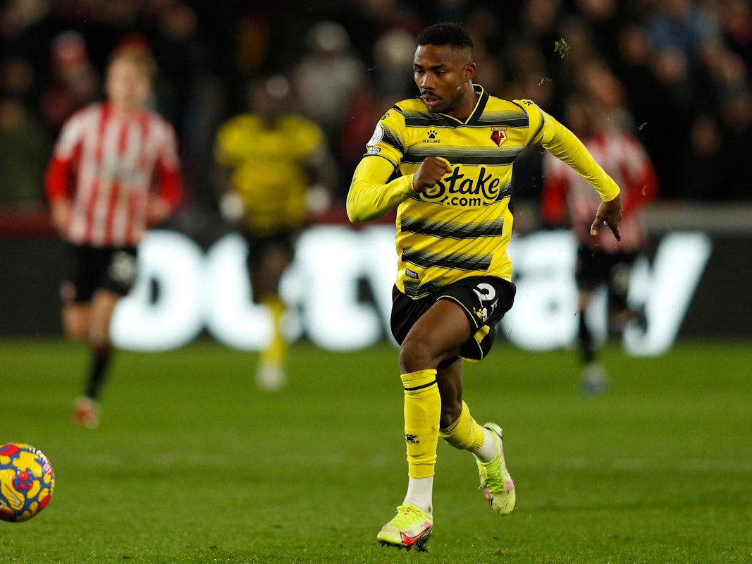 Emmanuel Dennis läuft dem Ball hinterher.