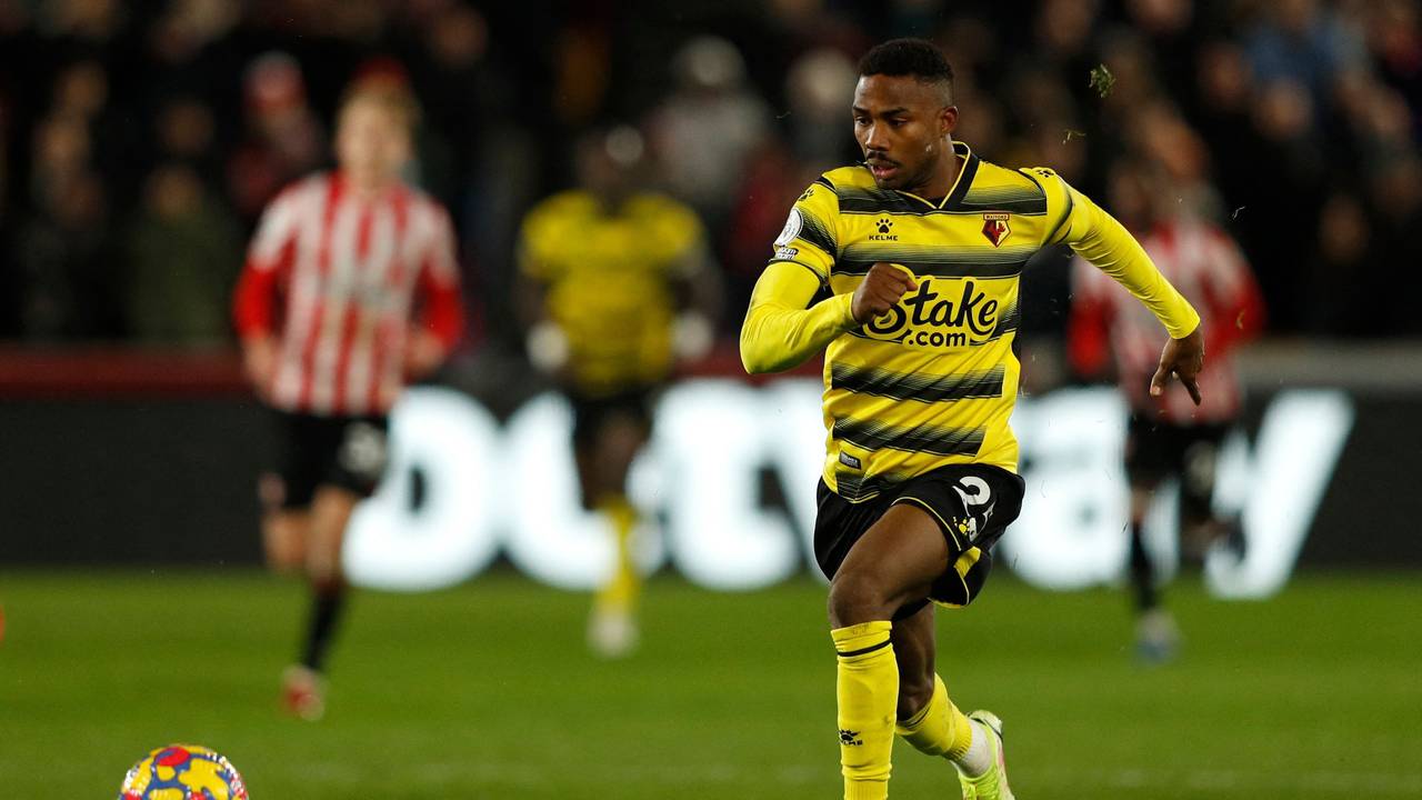 Emmanuel Dennis läuft dem Ball hinterher.