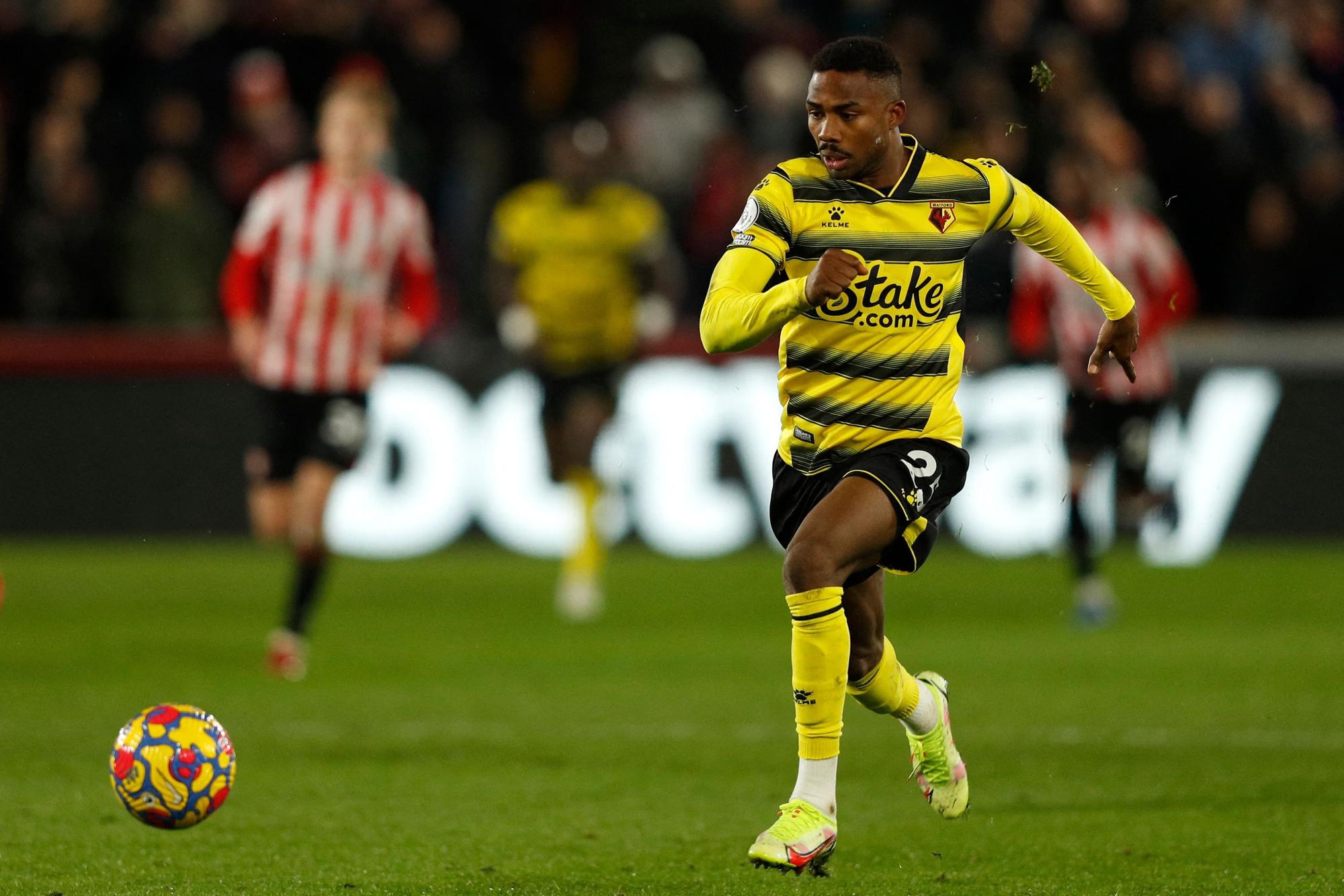 Emmanuel Dennis läuft dem Ball hinterher.