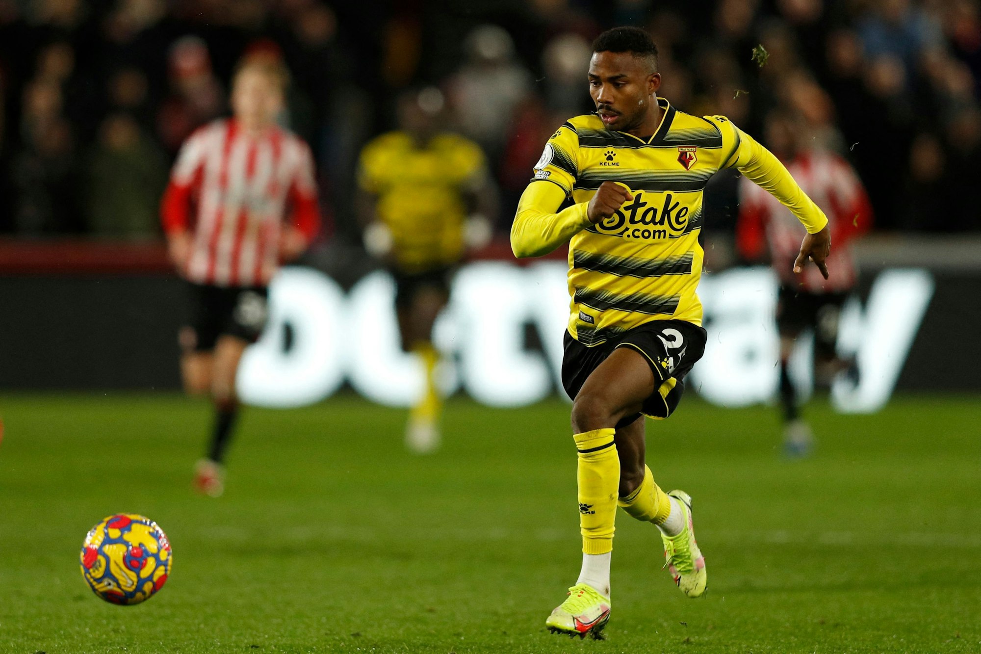 Emmanuel Dennis läuft dem Ball hinterher.