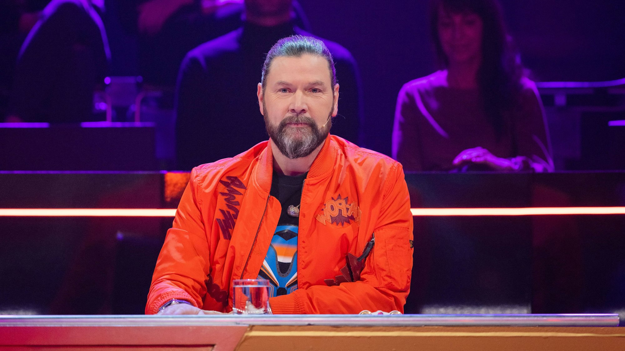 Ray Garvey aus dem Rateteam sitzt in der ProSieben-Show "The Masked Singer" am Ratetisch. +++ dpa-Bildfunk +++