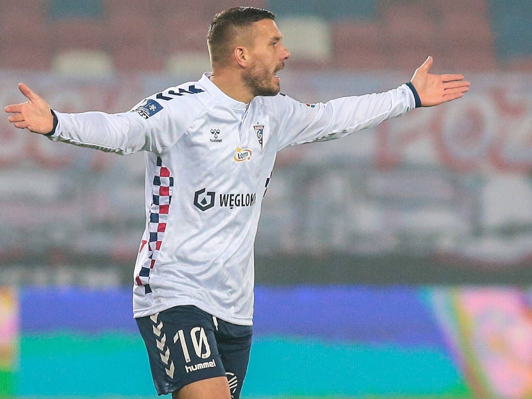 Lukas Podolski regt sich in einem Spiel auf.