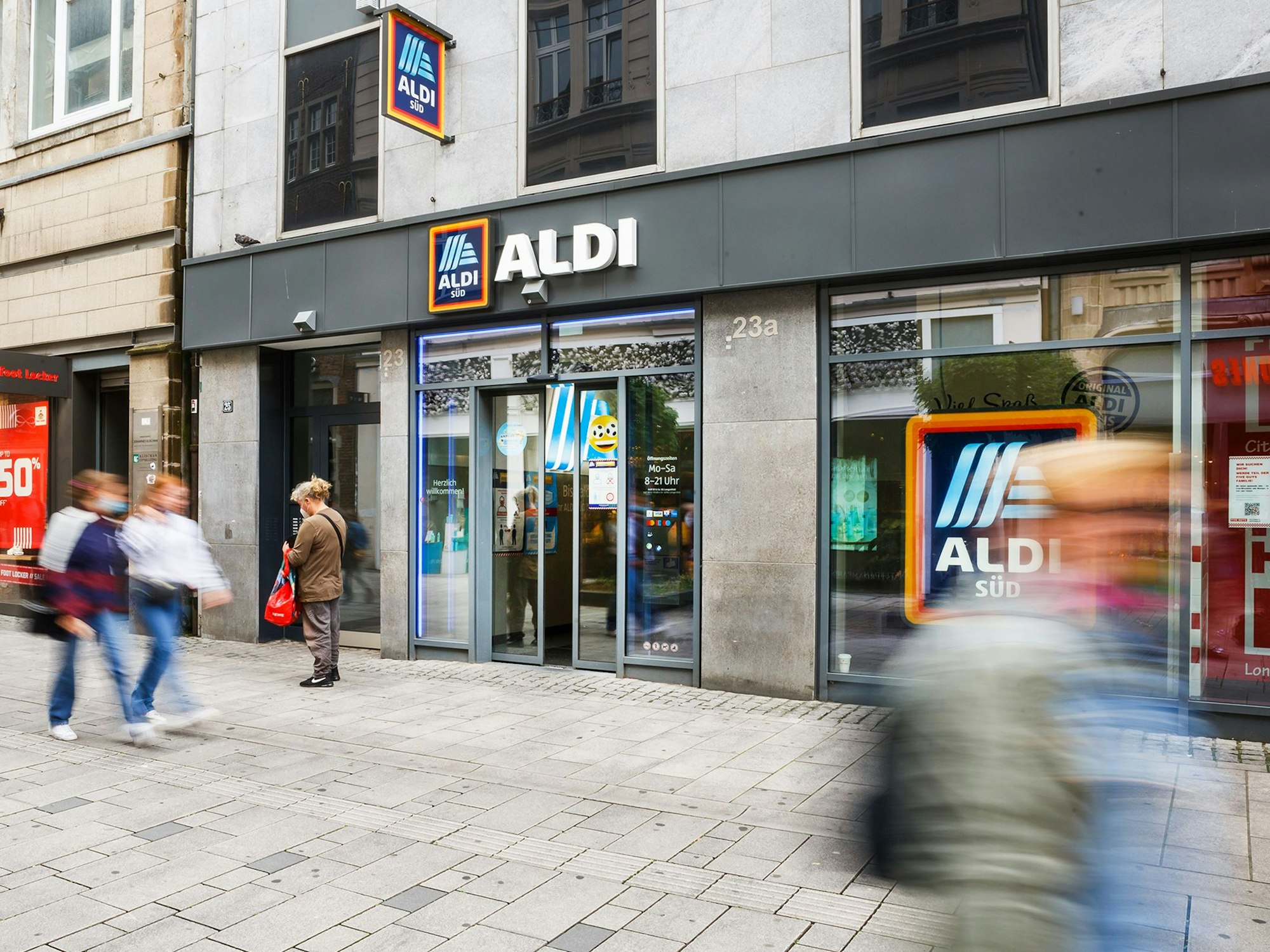 Eine Kundin schrieb Aldi nach einem Unfall in einer Filiale an. Hier ein Symbolfoto von einer Filiale in Düsseldorf.