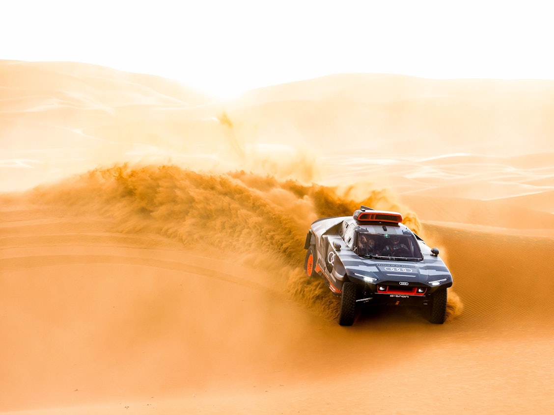Audi RS Q e-tron in der Wüste.