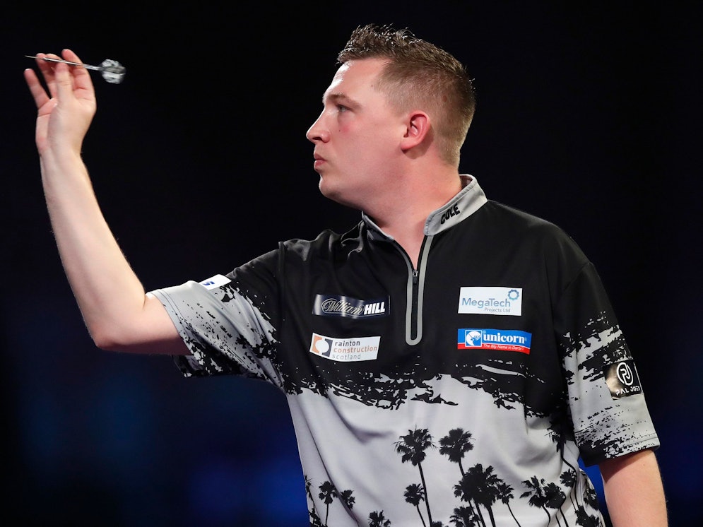 Chris Dobey wirft bei der Darts-WM.