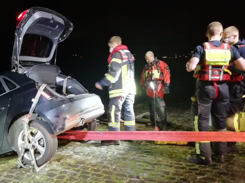 Kölner Rettungskräfte ziehen am 30. Dezember 2021 ein Auto aus dem Rhein. Der Fahrer hatte vergessen, die Automatik auf „P“ zu stellen.