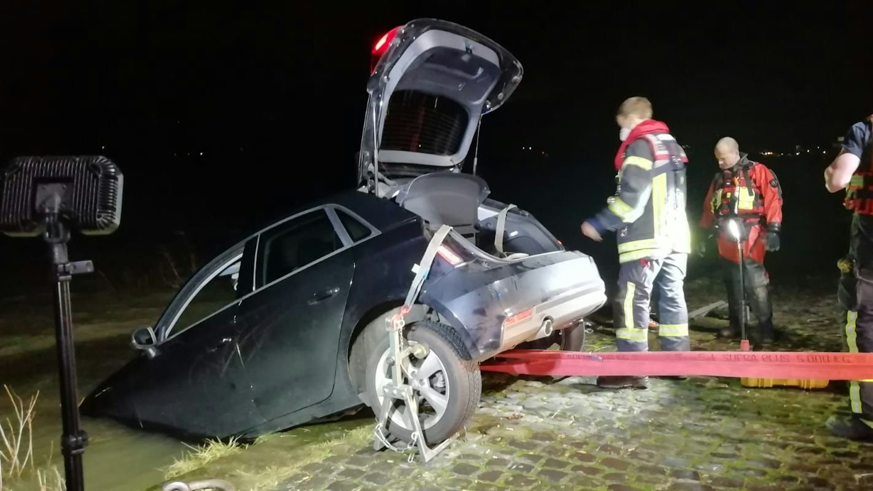 Kölner Rettungskräfte ziehen am 30. Dezember 2021 ein Auto aus dem Rhein. Der Fahrer hatte vergessen, die Automatik auf „P“ zu stellen.