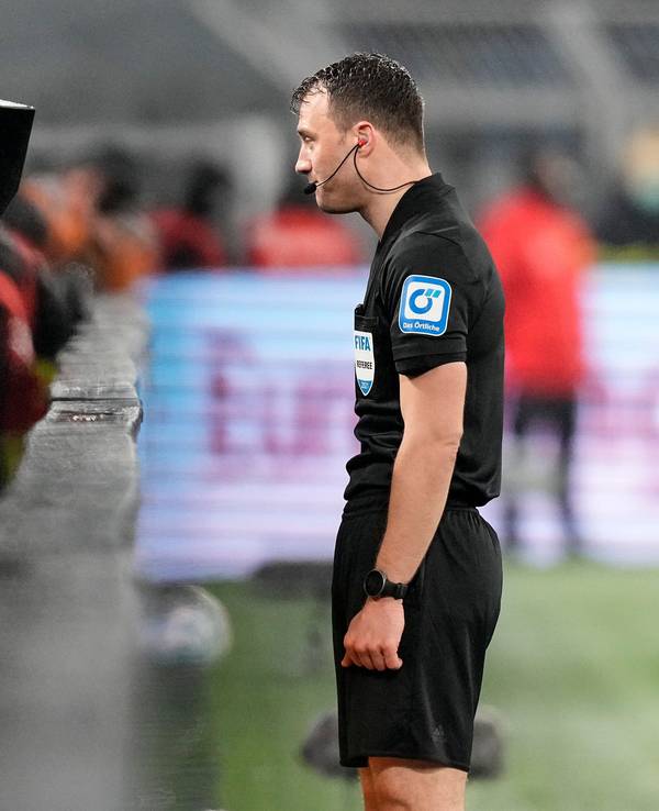 Schiedsrichter Felix Zwayer schaut sich beim Bundesliga-Spiel des FC Bayern bei Borussia Dortmund eine Szene am Monitor an und entscheidet auf Elfmeter für den Rekordmeister.