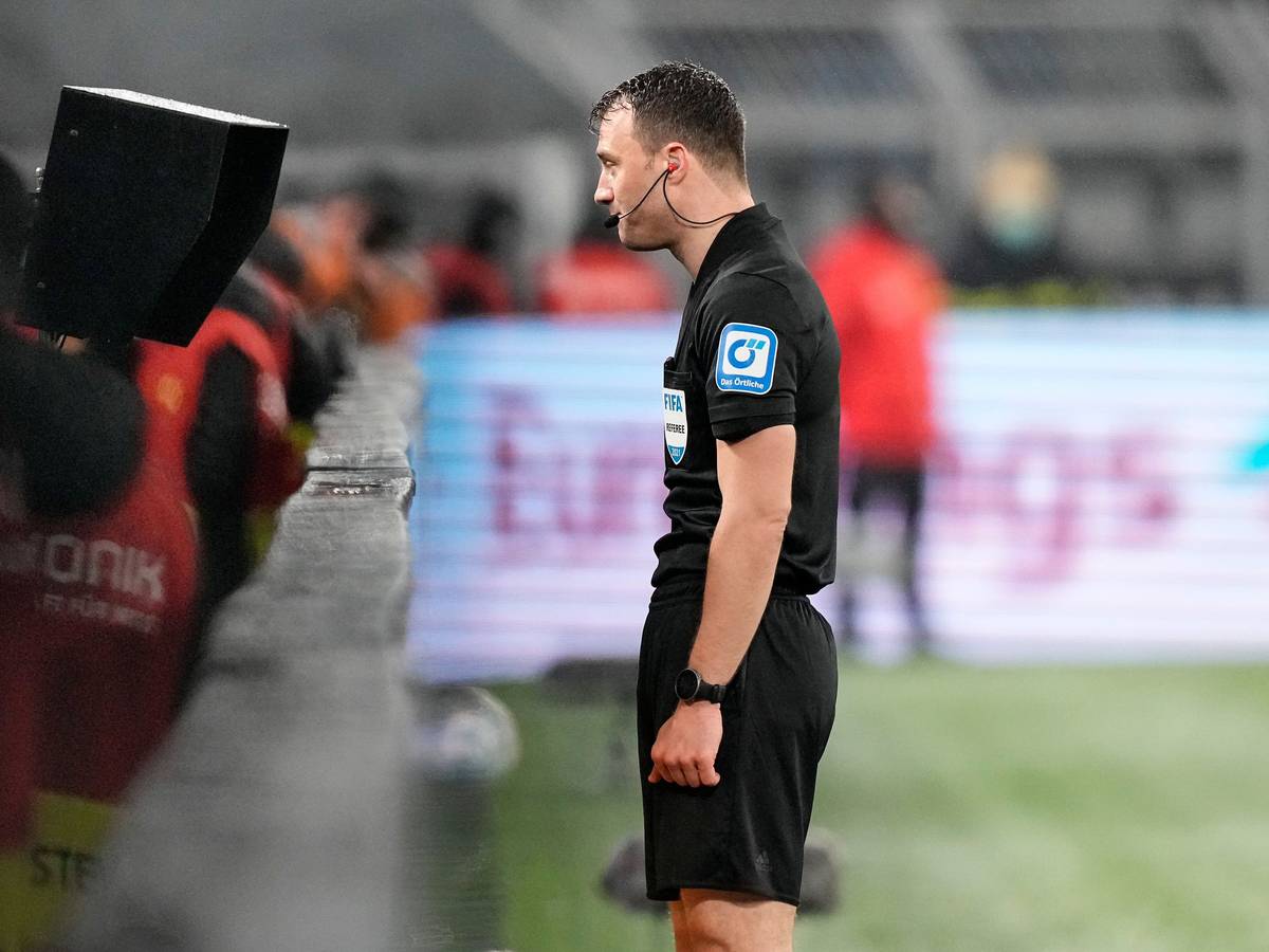 Schiedsrichter Felix Zwayer schaut sich beim Bundesliga-Spiel des FC Bayern bei Borussia Dortmund eine Szene am Monitor an und entscheidet auf Elfmeter für den Rekordmeister.