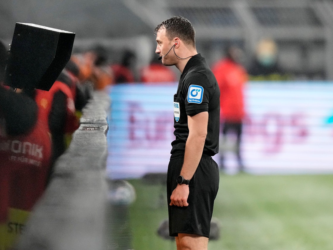 Schiedsrichter Felix Zwayer schaut sich beim Bundesliga-Spiel des FC Bayern bei Borussia Dortmund eine Szene am Monitor an und entscheidet auf Elfmeter für den Rekordmeister.