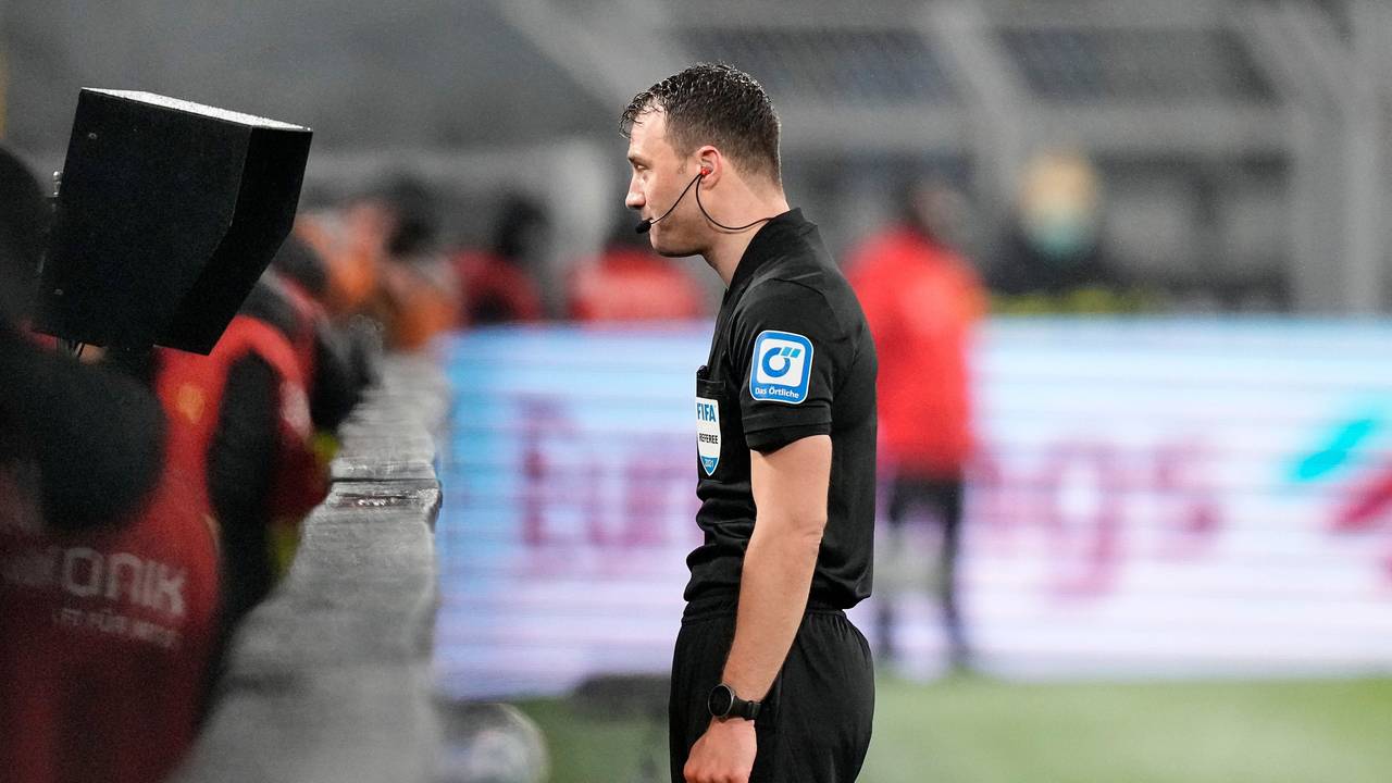 Schiedsrichter Felix Zwayer schaut sich beim Bundesliga-Spiel des FC Bayern bei Borussia Dortmund eine Szene am Monitor an und entscheidet auf Elfmeter für den Rekordmeister.