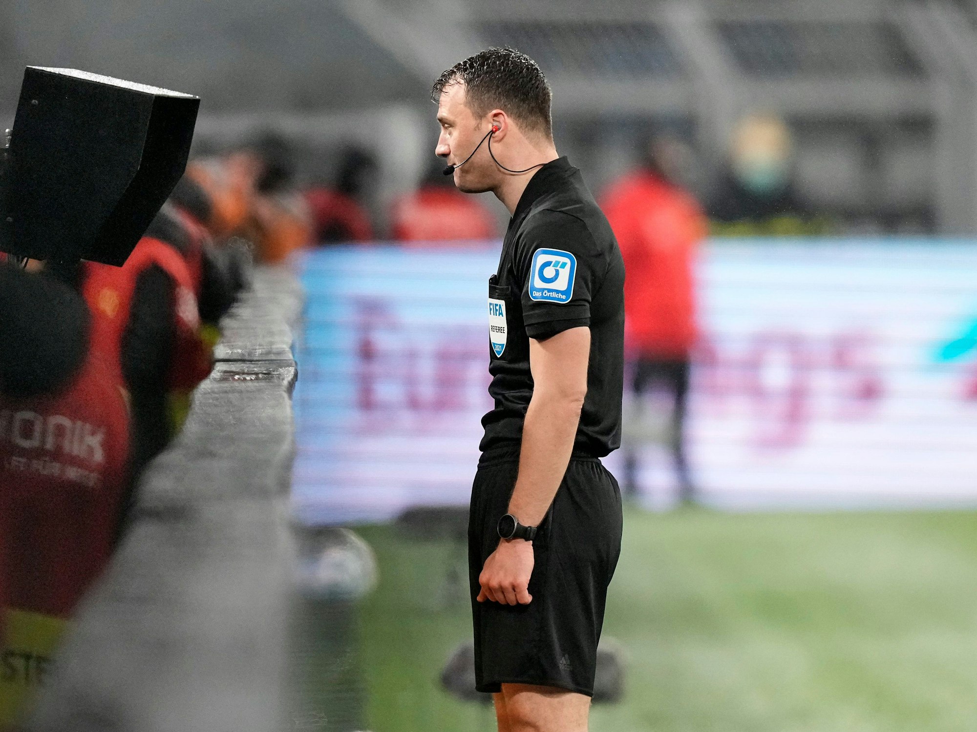 Schiedsrichter Felix Zwayer schaut sich beim Bundesliga-Spiel des FC Bayern bei Borussia Dortmund eine Szene am Monitor an und entscheidet auf Elfmeter für den Rekordmeister.