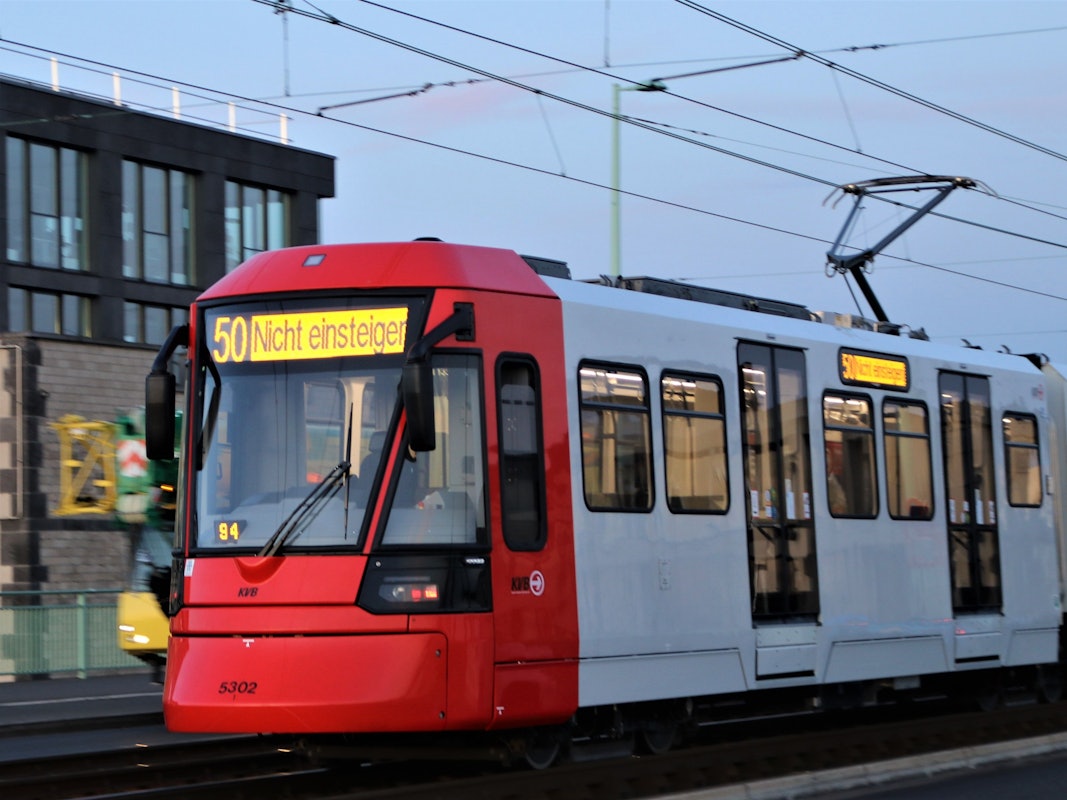 Eine der neuen Hochflurbahnen der KVB.