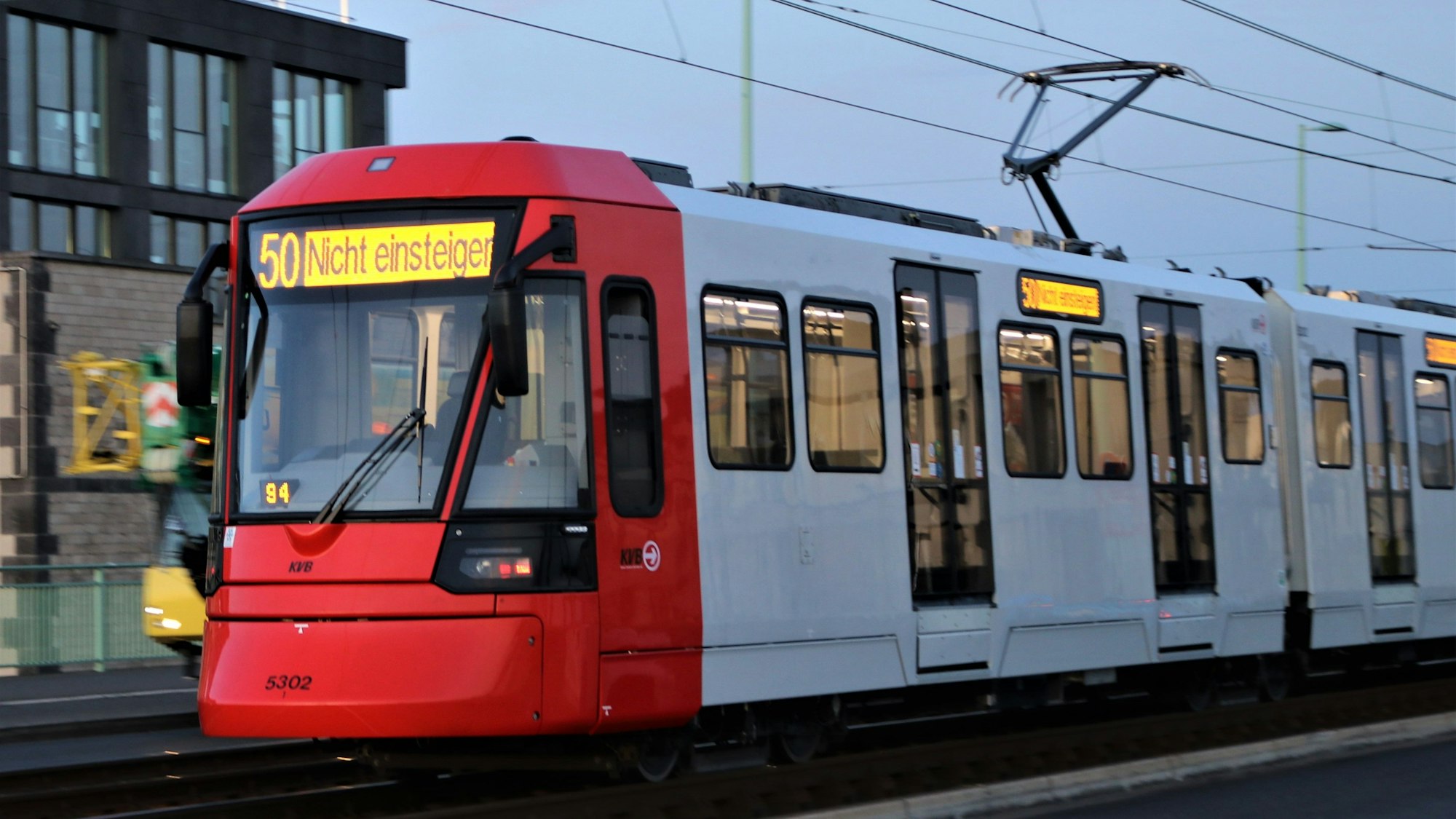Eine der neuen Hochflurbahnen der KVB.