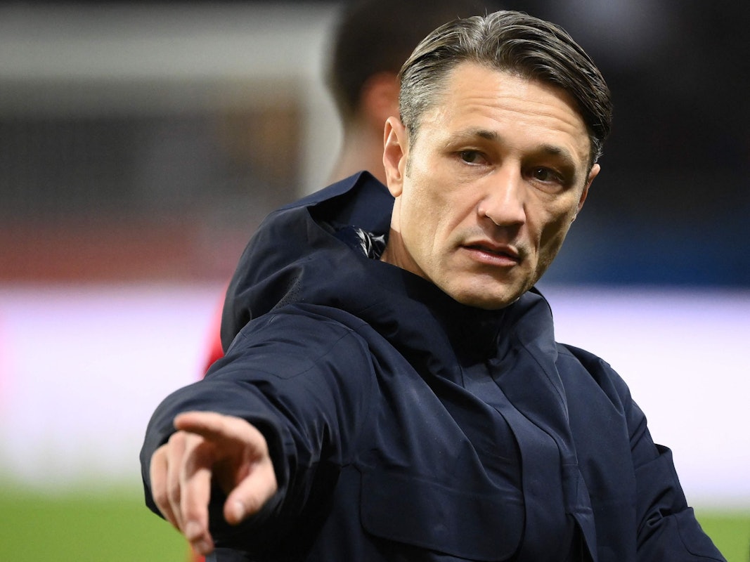 Niko Kovac zeigt aufs Spielfeld.