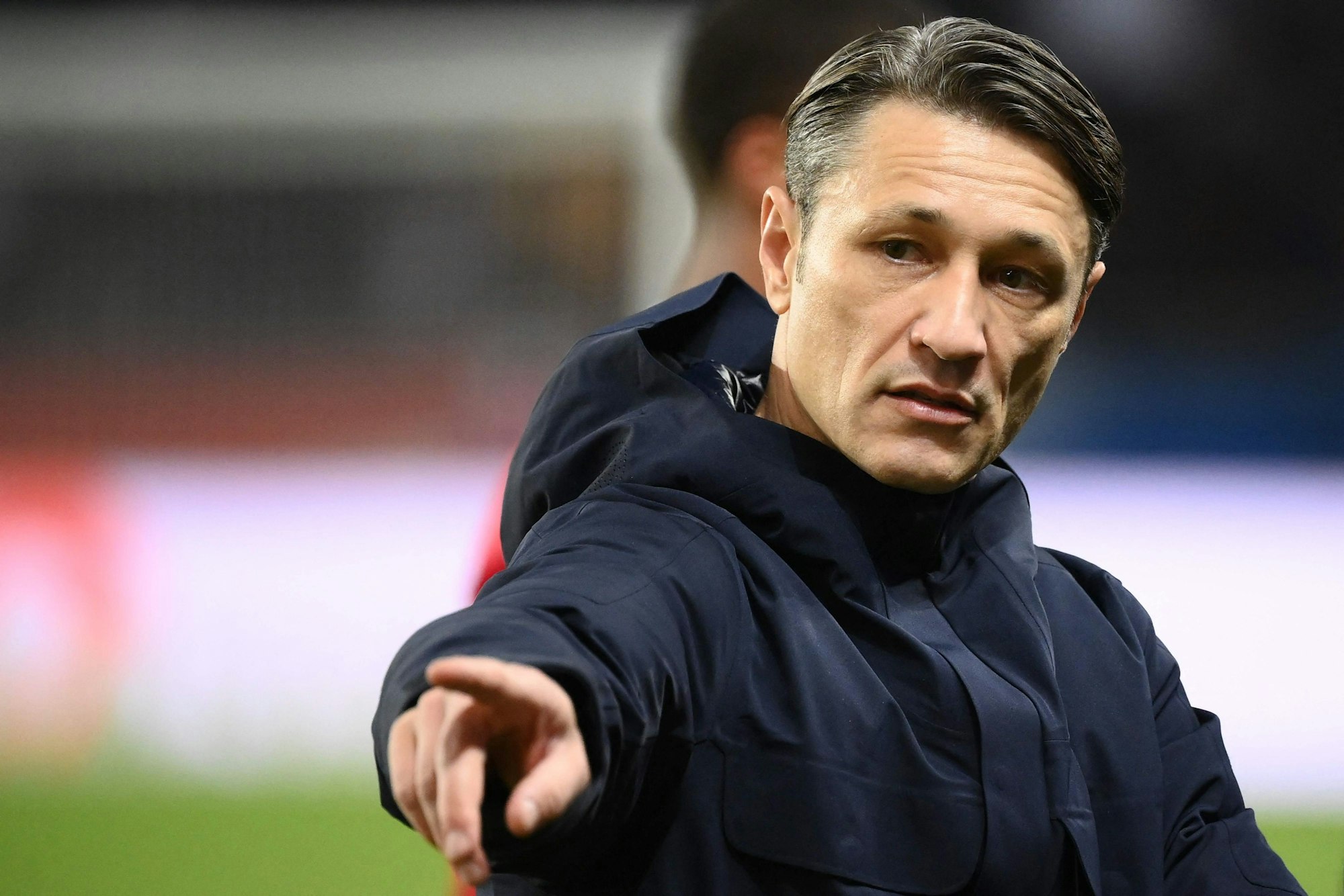 Niko Kovac zeigt aufs Spielfeld.