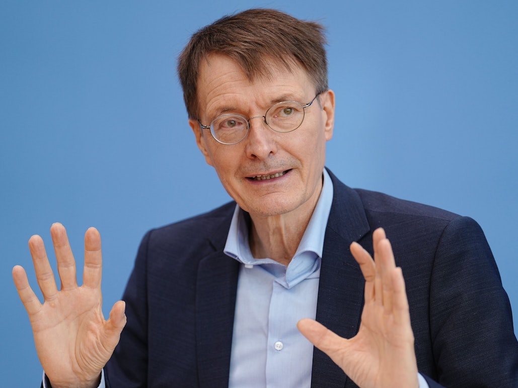 Bundesgesundheitsminister Karl Lauterbach (SPD) stellt Überlegungen zu den Quarantäne-Zeiten wegen der Omikron-Variante an. Das Foto zeigt ihn am 22. Dezember 2021 während einer Pressekonferenz zur aktuellen Corona-Lage.