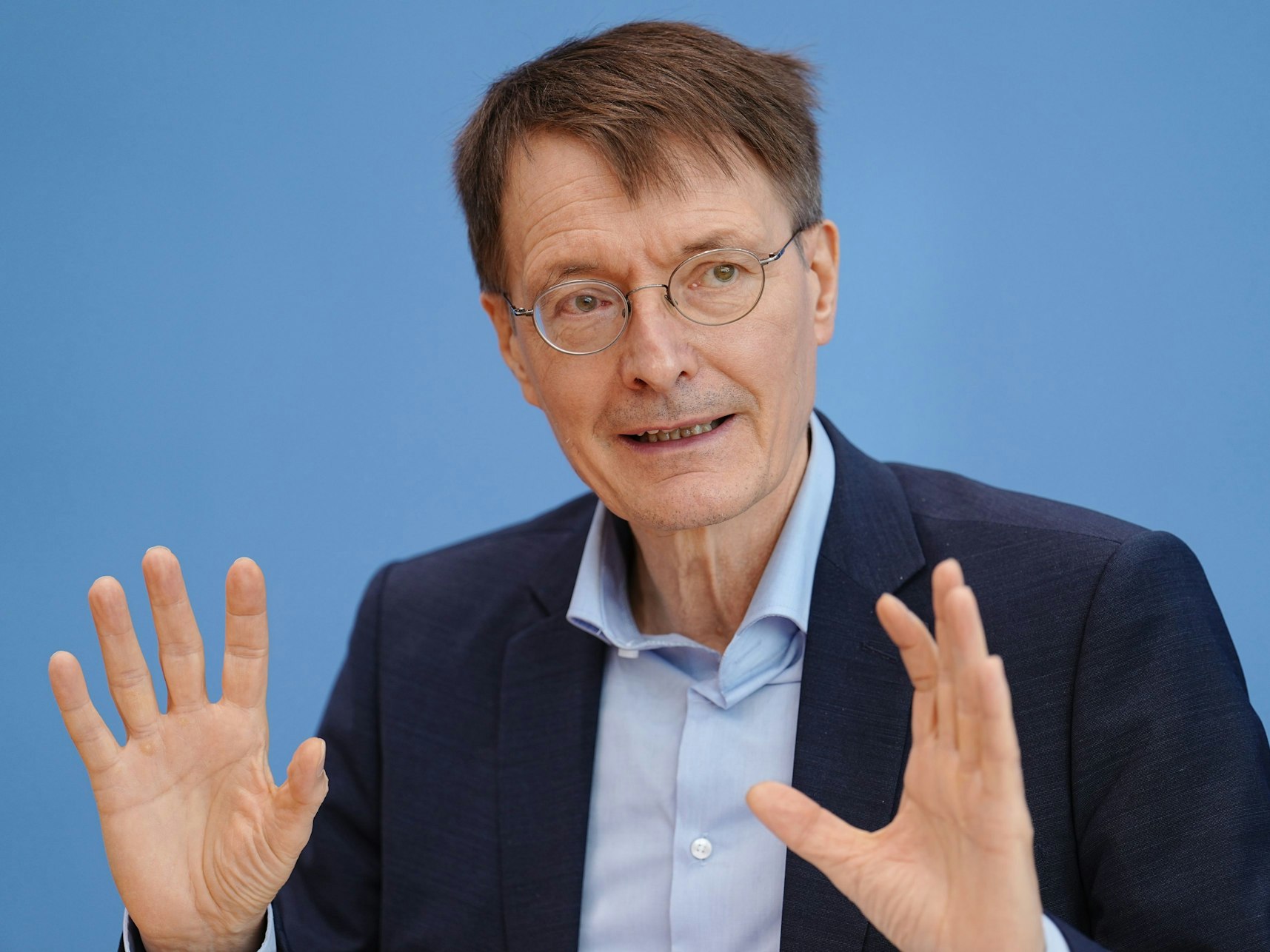 Bundesgesundheitsminister Karl Lauterbach (SPD) stellt Überlegungen zu den Quarantäne-Zeiten wegen der Omikron-Variante an. Das Foto zeigt ihn am 22. Dezember 2021 während einer Pressekonferenz zur aktuellen Corona-Lage.