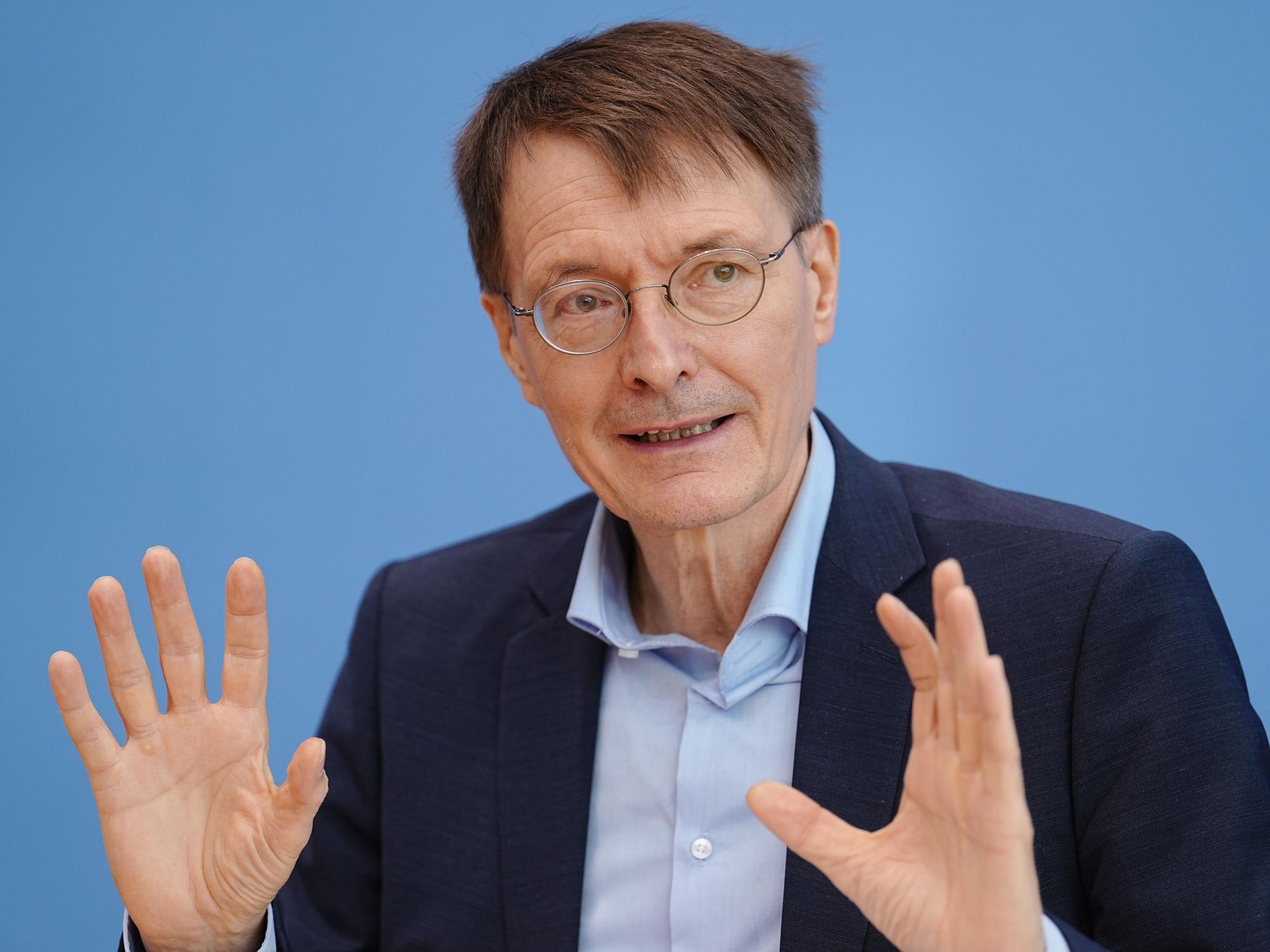 Bundesgesundheitsminister Karl Lauterbach (SPD) stellt Überlegungen zu den Quarantäne-Zeiten wegen der Omikron-Variante an. Das Foto zeigt ihn am 22. Dezember 2021 während einer Pressekonferenz zur aktuellen Corona-Lage.