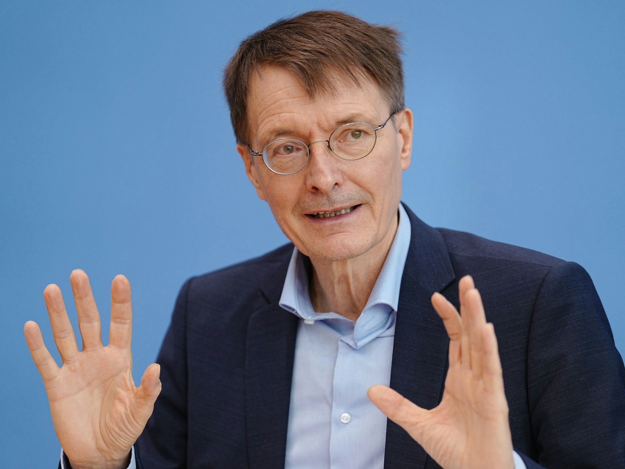 Bundesgesundheitsminister Karl Lauterbach (SPD) stellt Überlegungen zu den Quarantäne-Zeiten wegen der Omikron-Variante an. Das Foto zeigt ihn am 22. Dezember 2021 während einer Pressekonferenz zur aktuellen Corona-Lage.