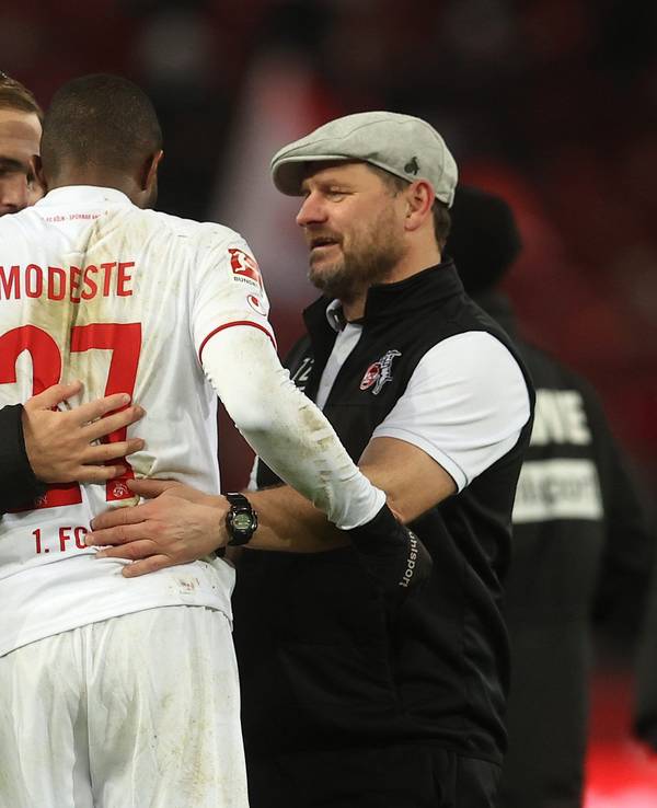 Steffen Baumgart, Anthony Modeste und Rafael Czichos feiern den Heimsieg gegen den VfB Stuttgart am 19. Dezember 2021