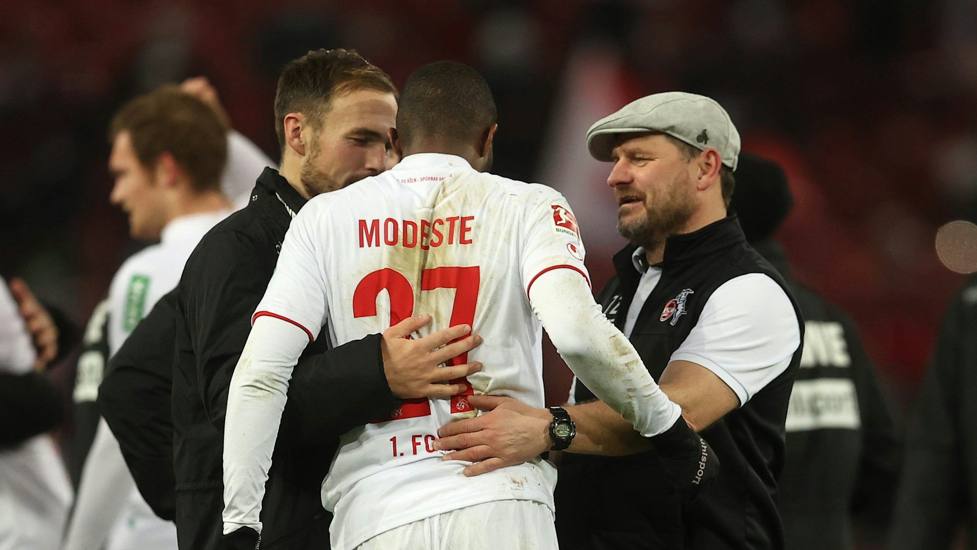 Steffen Baumgart, Anthony Modeste und Rafael Czichos feiern den Heimsieg gegen den VfB Stuttgart am 19. Dezember 2021