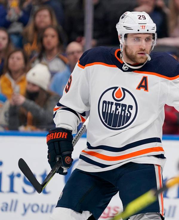 NHL-Star Leon Draisaitl (l) ballt nach seinem Treffer für die Edmonton Oilers gegen die St. Louis Blues in der NHL die Faust.