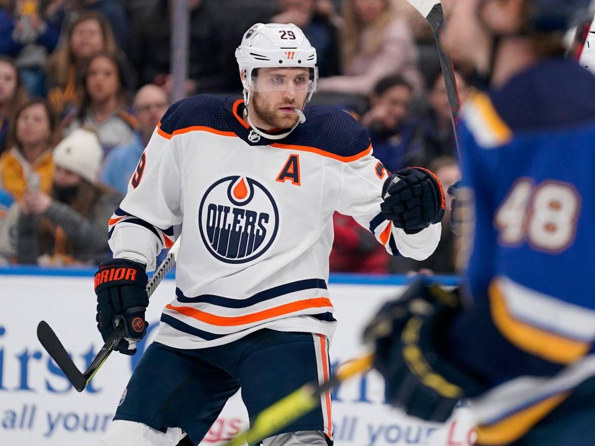 NHL-Star Leon Draisaitl (l) ballt nach seinem Treffer für die Edmonton Oilers gegen die St. Louis Blues in der NHL die Faust.