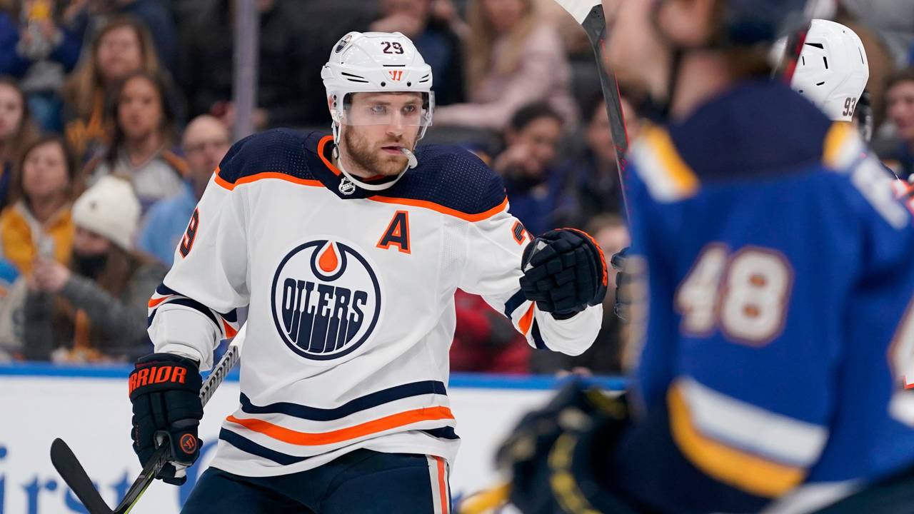 NHL-Star Leon Draisaitl (l) ballt nach seinem Treffer für die Edmonton Oilers gegen die St. Louis Blues in der NHL die Faust.