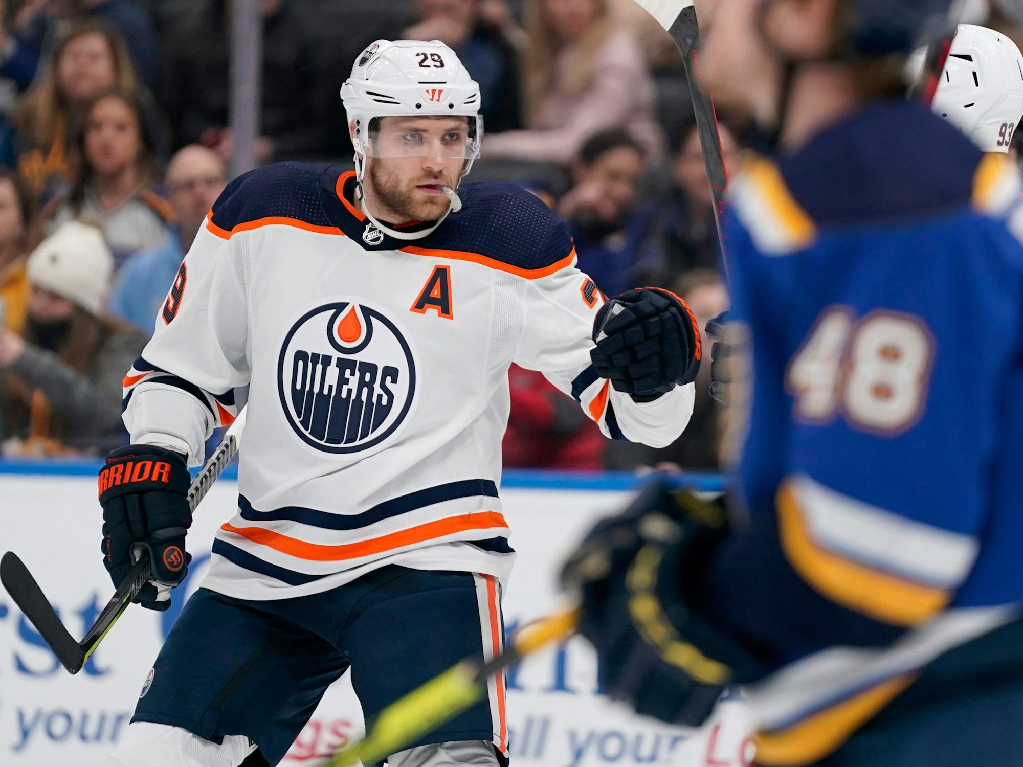 NHL-Star Leon Draisaitl (l) ballt nach seinem Treffer für die Edmonton Oilers gegen die St. Louis Blues in der NHL die Faust.