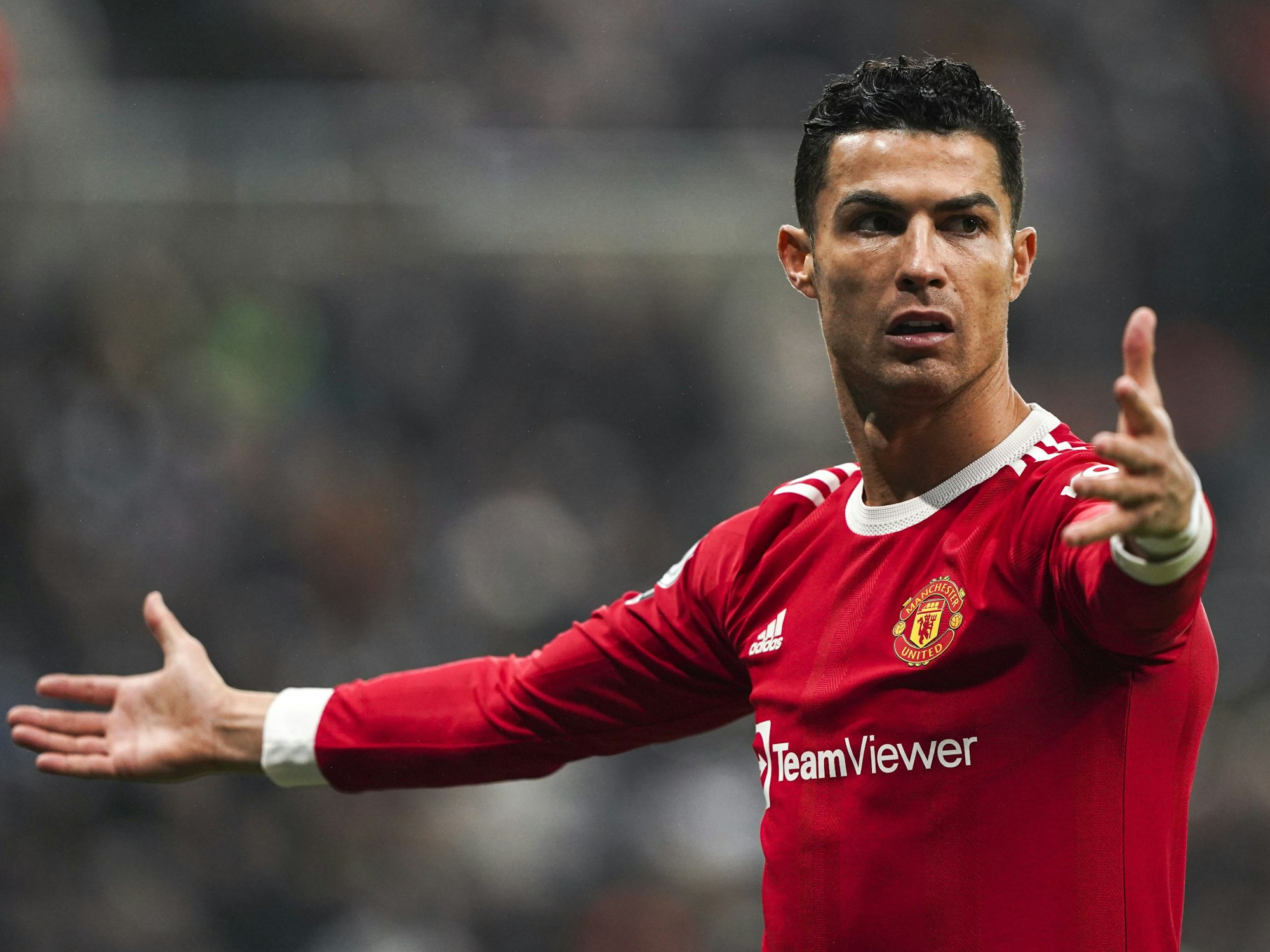 Fußball-Superstar Cristiano Ronaldo ist mit dem 1:1 von Manchester United bei Newcastle United sichtlich unzufrieden.