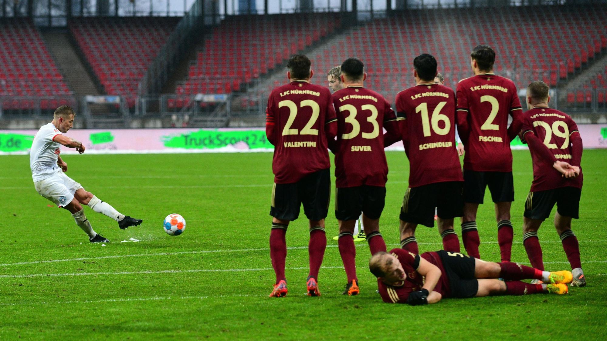 Der Kieler Lewis Holtby (l) schießt einen Freistoß in der Schlussphase des Spiels gegen Nürnberg.