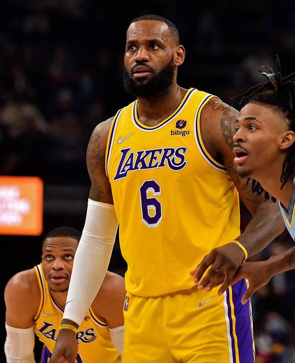 Grizzlies-Guard Ja Morant (r), LeBron James (m) und Russel Westbrook (l) schauen konzentriert auf den Ball.