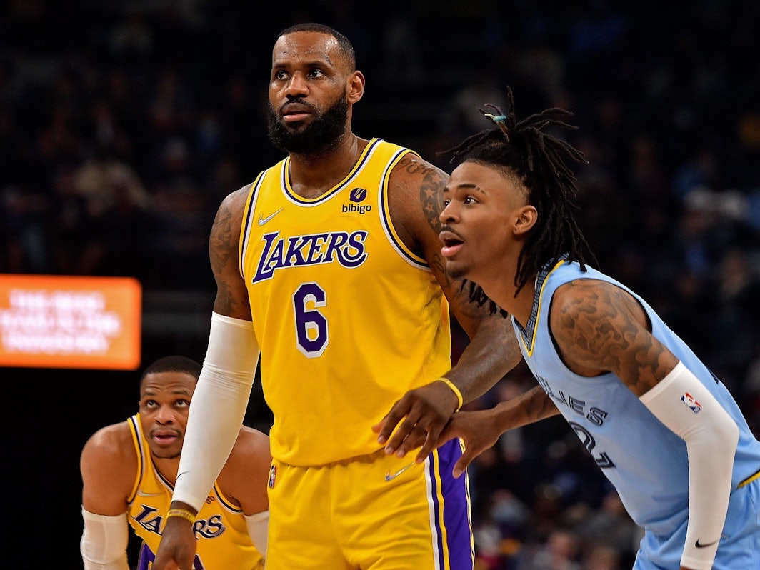 Grizzlies-Guard Ja Morant (r), LeBron James (m) und Russel Westbrook (l) schauen konzentriert auf den Ball.