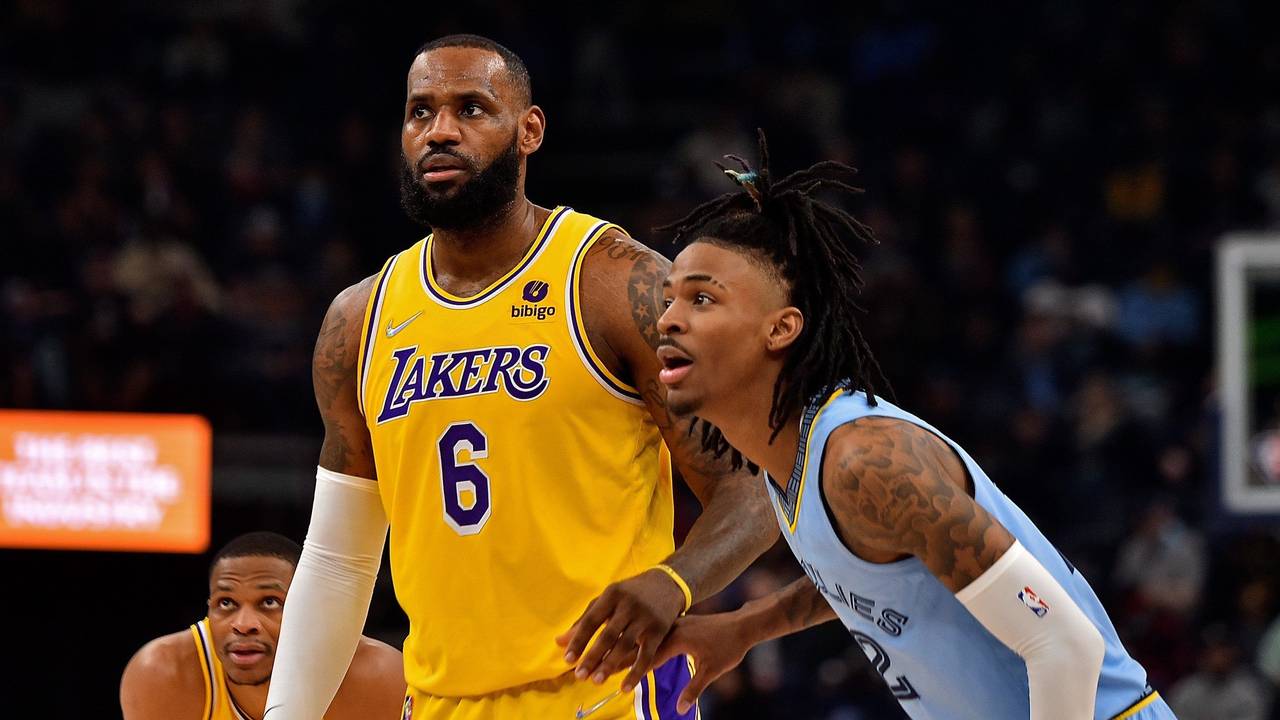 Grizzlies-Guard Ja Morant (r), LeBron James (m) und Russel Westbrook (l) schauen konzentriert auf den Ball.