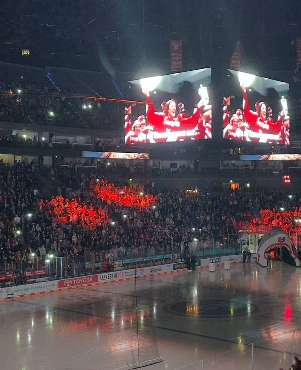 Kölner Haie gegen die Düsseldorfer EG, Blick in die Arena mit Hai-Maul vor dem Spiel.