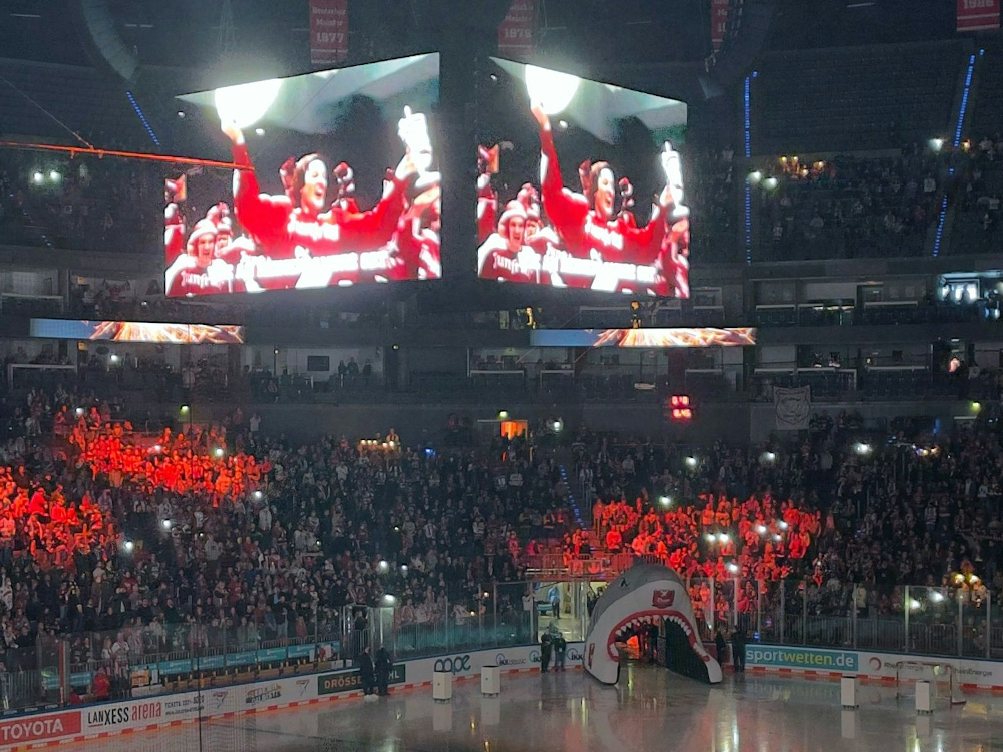 Kölner Haie gegen die Düsseldorfer EG, Blick in die Arena mit Hai-Maul vor dem Spiel.