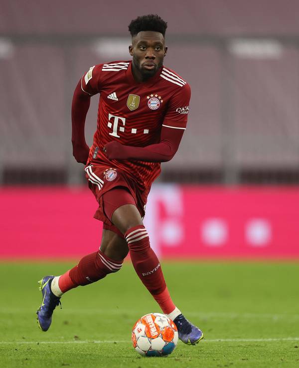 Bayerns Alphonso Davies läuft mit dem Ball am Fuß beim Bundesliga-Spiel gegen den VfL Wolfsburg nach vorne.