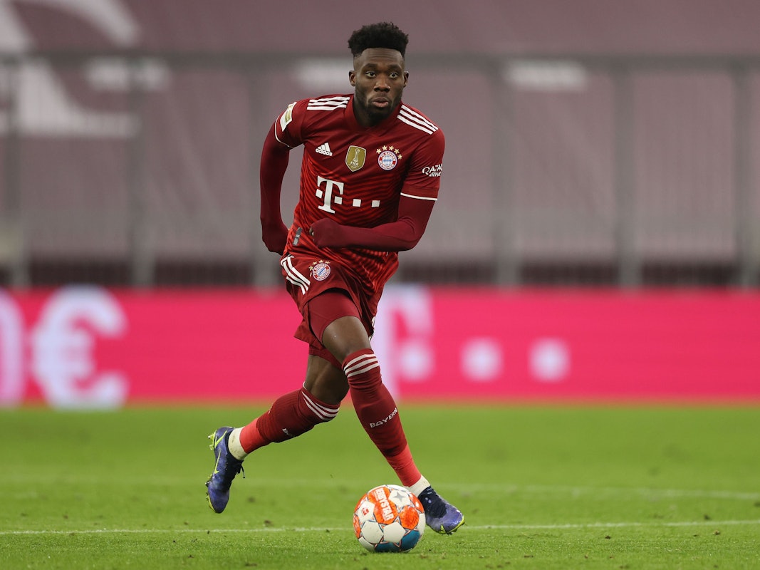 Bayerns Alphonso Davies läuft mit dem Ball am Fuß beim Bundesliga-Spiel gegen den VfL Wolfsburg nach vorne.