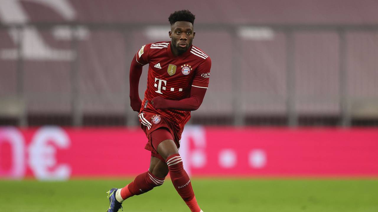 Bayerns Alphonso Davies läuft mit dem Ball am Fuß beim Bundesliga-Spiel gegen den VfL Wolfsburg nach vorne.