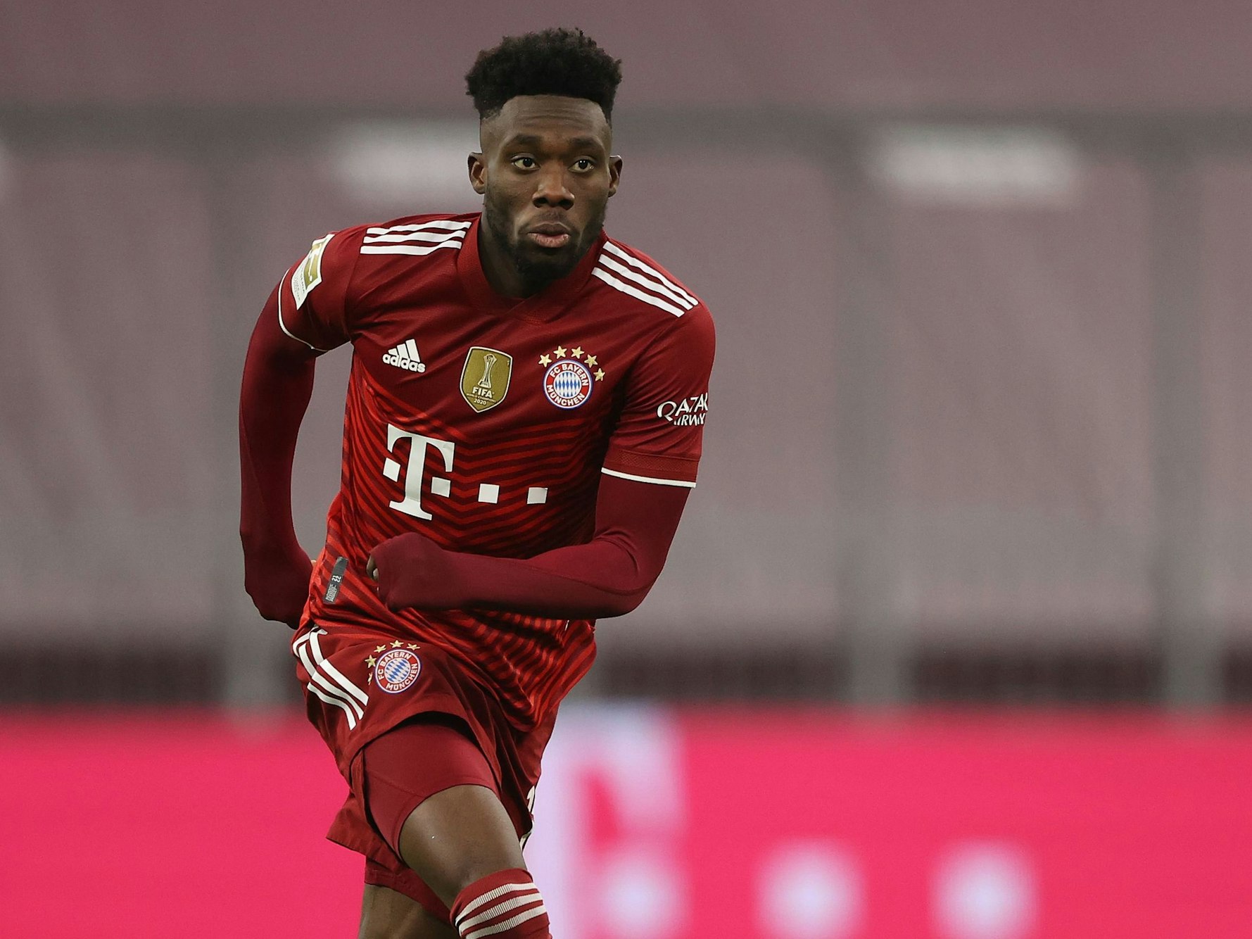 Bayerns Alphonso Davies läuft mit dem Ball am Fuß beim Bundesliga-Spiel gegen den VfL Wolfsburg nach vorne.