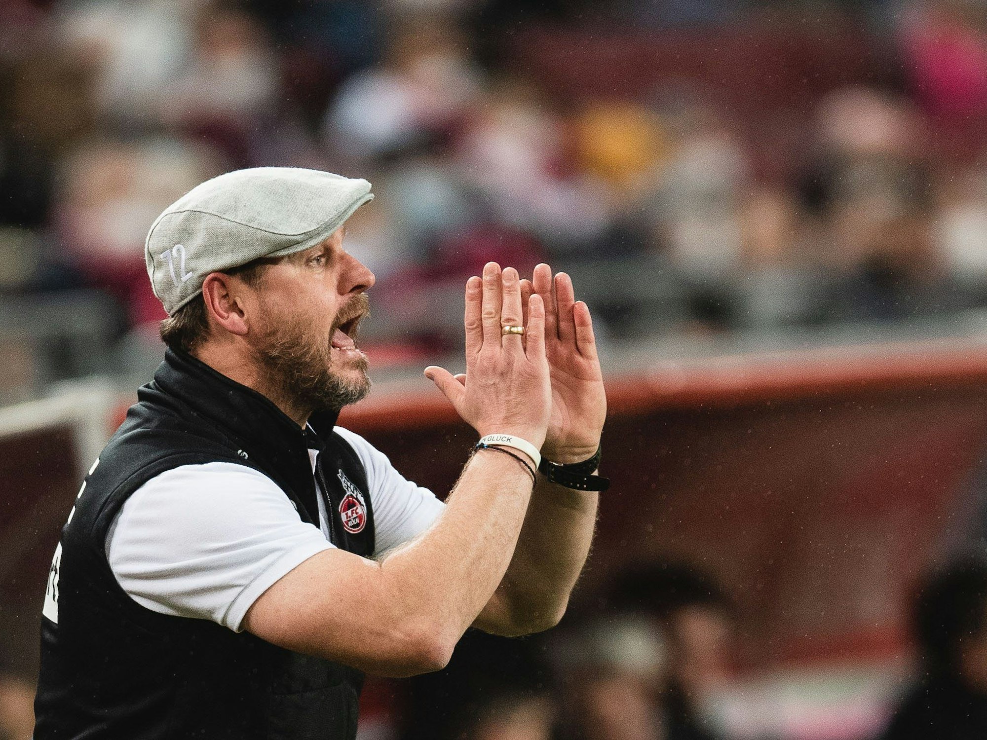 Köln-Cheftrainer Steffen Baumgart in seinem Element beim Bundesliga-Spiel gegen den VfB Stuttgart.