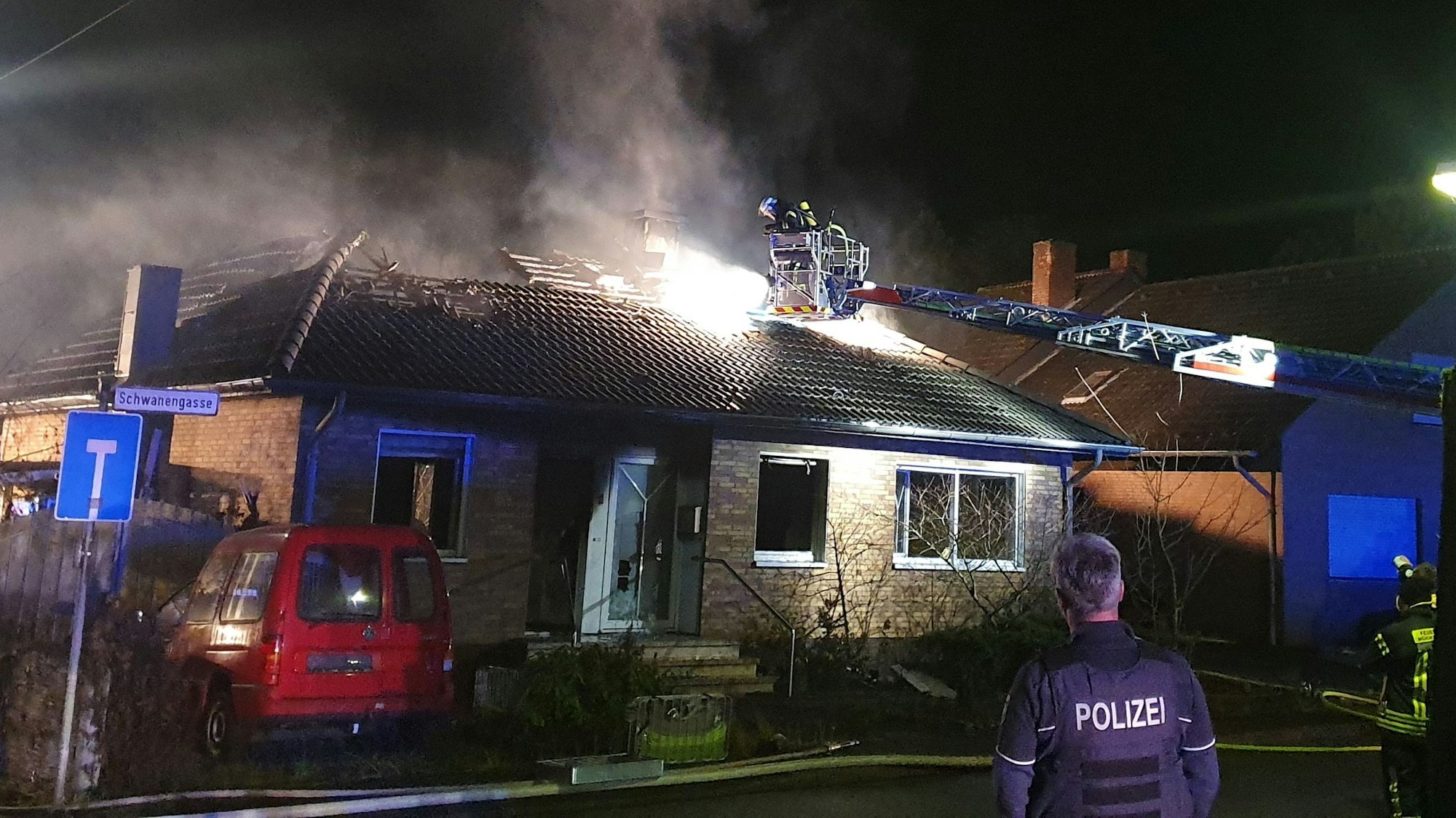 Aus dem zerstörten Dach eines Hauses dringt weiter Qualm.