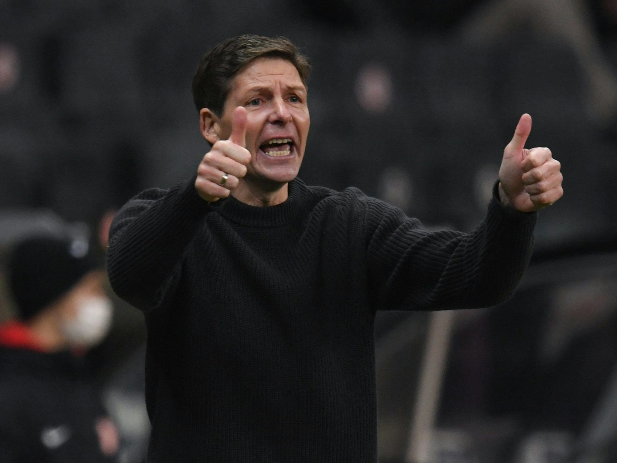 SGE-Coach Oliver Glasner zeigt während der Partie gegen Mainz 05 beide Daumen nach oben.