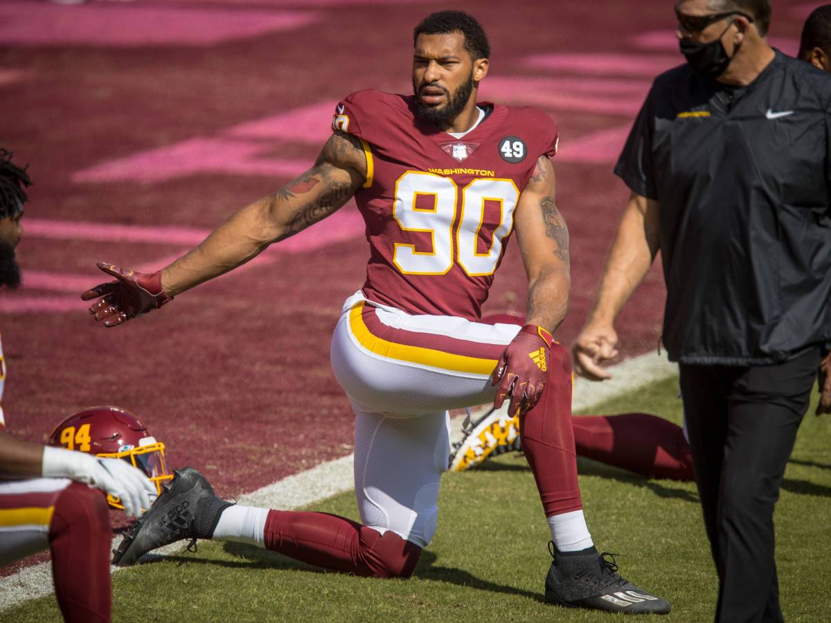 Montez Sweat dehnt sich vor einem Spiel.